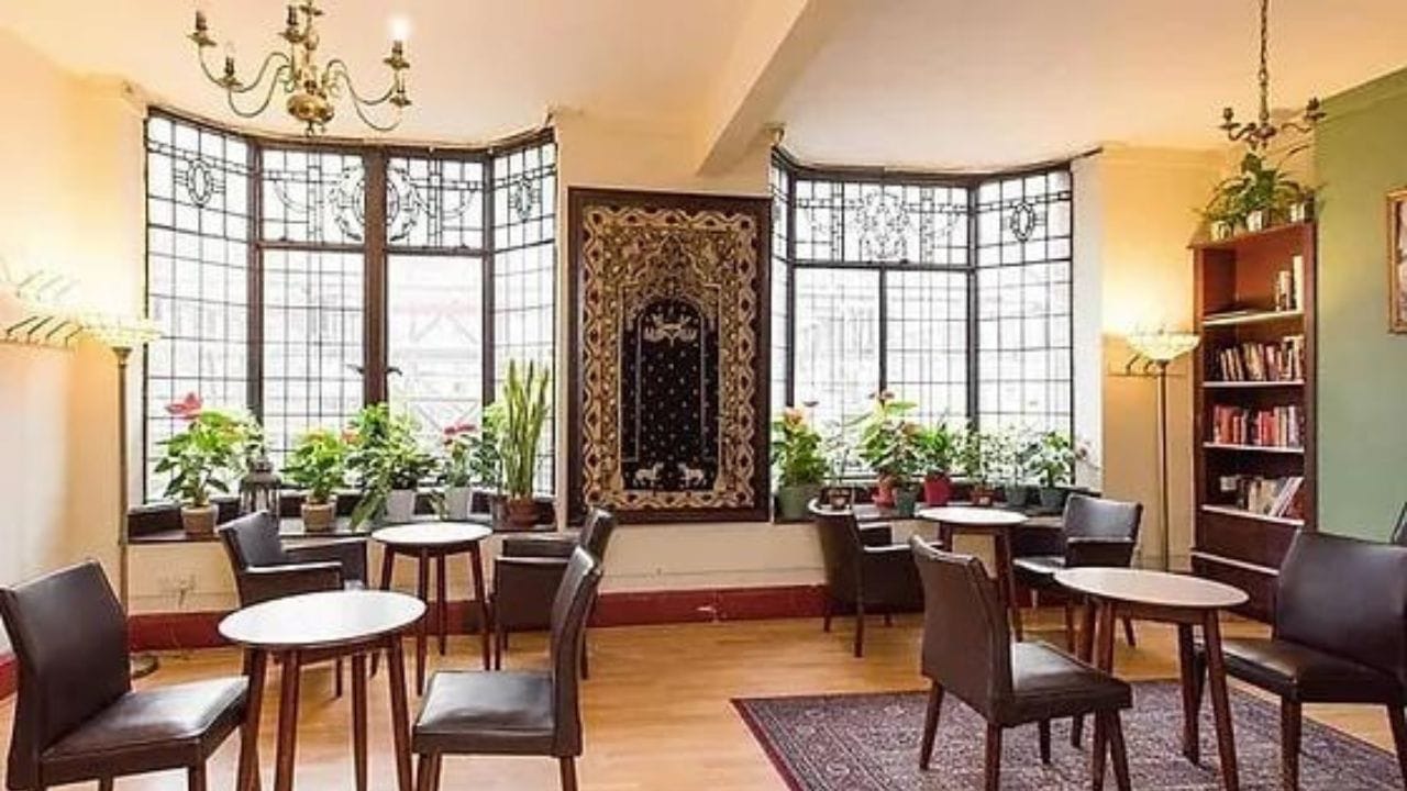  તે સમયે ઈન્ડિયા ક્લબની હાલત ખૂબ જ ખરાબ હતી. માર્કર પરિવારે 'સેવ ઈન્ડિયા ક્લબ' ઝુંબેશ શરૂ કરી હતી, અને થોડા વર્ષો પહેલા બિલ્ડિંગને આંશિક ધ્વંસથી બચાવવા માટે પ્રારંભિક યુદ્ધ જીત્યું હતુ. તે સમય દરમિયાન, તેમને મકાનમાલિકો દ્વારા અત્યાધુનિક હોટેલ માટે રસ્તો બનાવવા માટે નોટિસ આપવામાં આવી હતી.