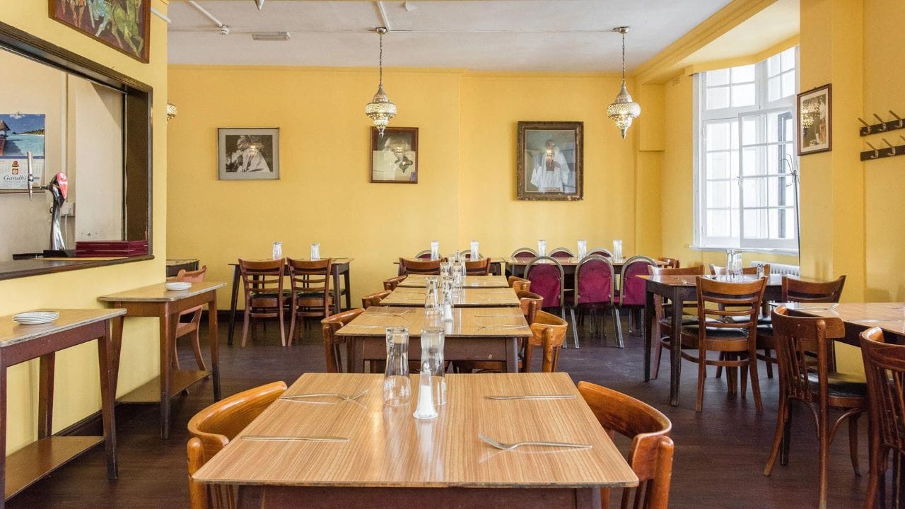  ભારતીય સ્વતંત્રતા ચળવળ સાથે જોડાયેલી આ ક્લબ એક સમયે તેમના દેશથી દૂર રહેતા ભારતીયોનું બીજું ઘર હતુ. ઈન્ડિયા ક્લબ દેશની આઝાદી માટે લડનારા સ્વાતંત્ર્ય સેનાનીઓને એકત્ર કરવા માટેનું મુખ્ય કેન્દ્ર હતુ. આ ક્લબના સ્થાપક સભ્ય કૃષ્ણ મેનન બ્રિટનમાં સ્વતંત્ર ભારતના પ્રથમ હાઈ કમિશનર બન્યા હતા.