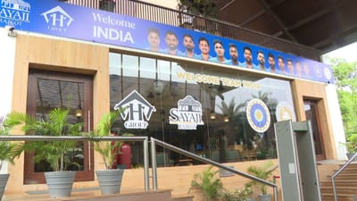 રાજકોટ ક્રિકેટના રંગે રંગાયું છે. ભારત અને ઓસ્ટ્રેલિયા વચ્ચે 27મી સપ્ટેમ્બરના રોજ ખંઢેરી સ્ટેડિયમમાં રમાનાર મેચને લઈને ક્રિકેટ રસિકોમાં ઉત્સાહનો માહોલ છે