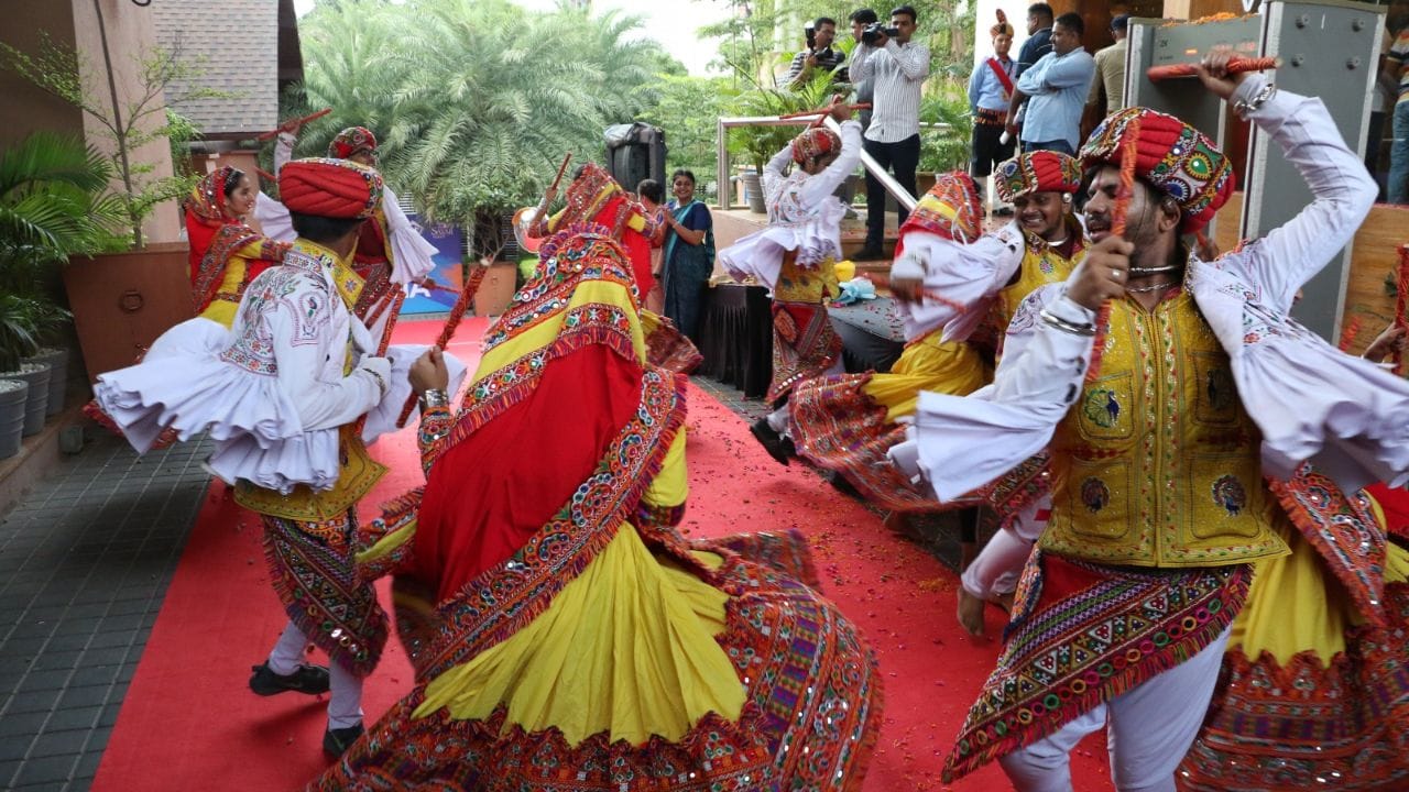 બંને ટીમોનું રાજકોટમાં આગમન થઈ ચૂક્યું છે. ત્યારે સયાજી હોટલમાં ભારતીય ટીમનું રાસ ગરબા સાથે ભવ્ય સ્વાગત કરવામાં આવ્યું હતું 