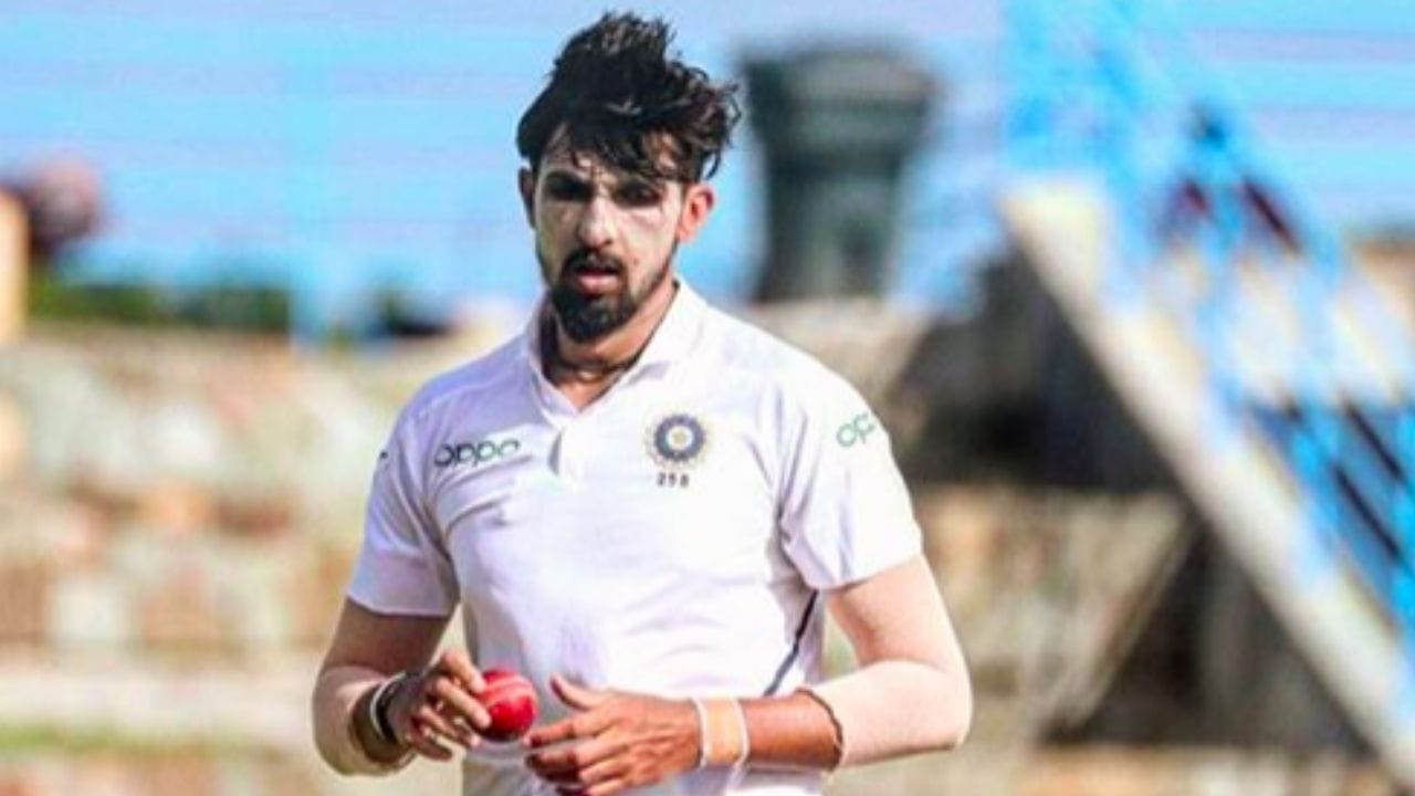 ઈશાંત શર્માએ જૂન 2016માં પ્રતિમા સાથે સગાઈ કરી હતી. થોડા મહિના પછી, બંનેએ ડિસેમ્બર 2016 માં લગ્ન કર્યા. બંને અવારનવાર સોશિયલ મીડિયા પર એક સાથે ફોટો શેર કરે છે. આટલું જ નહીં, પ્રતિમા ઘણી વખત સ્ટેડિયમમાં ઈશાંતને ચીયર કરતી પણ જોવા મળી છે.