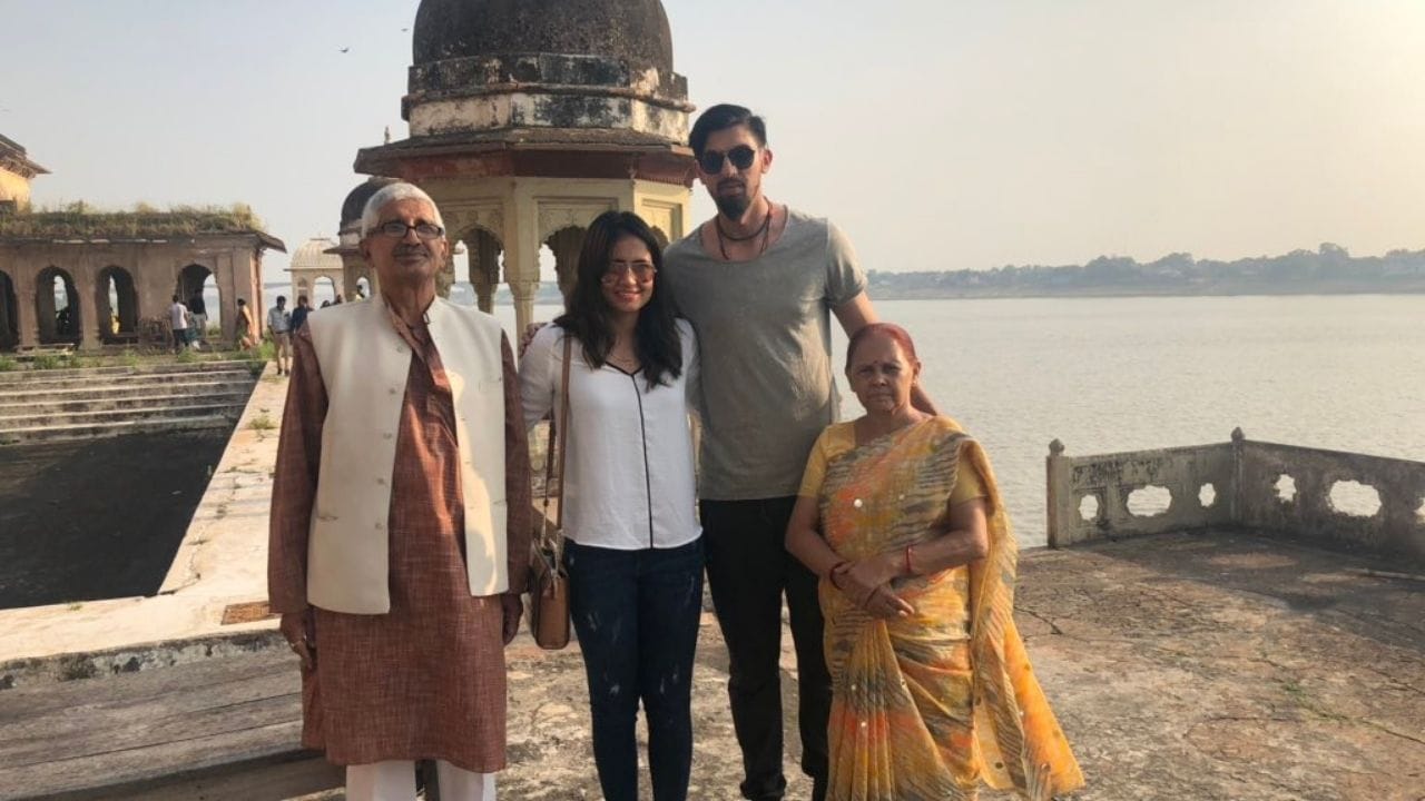 ઈશાંત શર્મા અને પ્રતિમા પહેલીવાર કોઈ ટૂર્નામેન્ટમાં મળ્યા હતા. ઈશાંત આ ટૂર્નામેન્ટમાં ચીફ ગેસ્ટ તરીકે પહોંચ્યો હતો. અહીંથી જ આ બંનેની લવ સ્ટોરી શરૂ થઈ હતી.