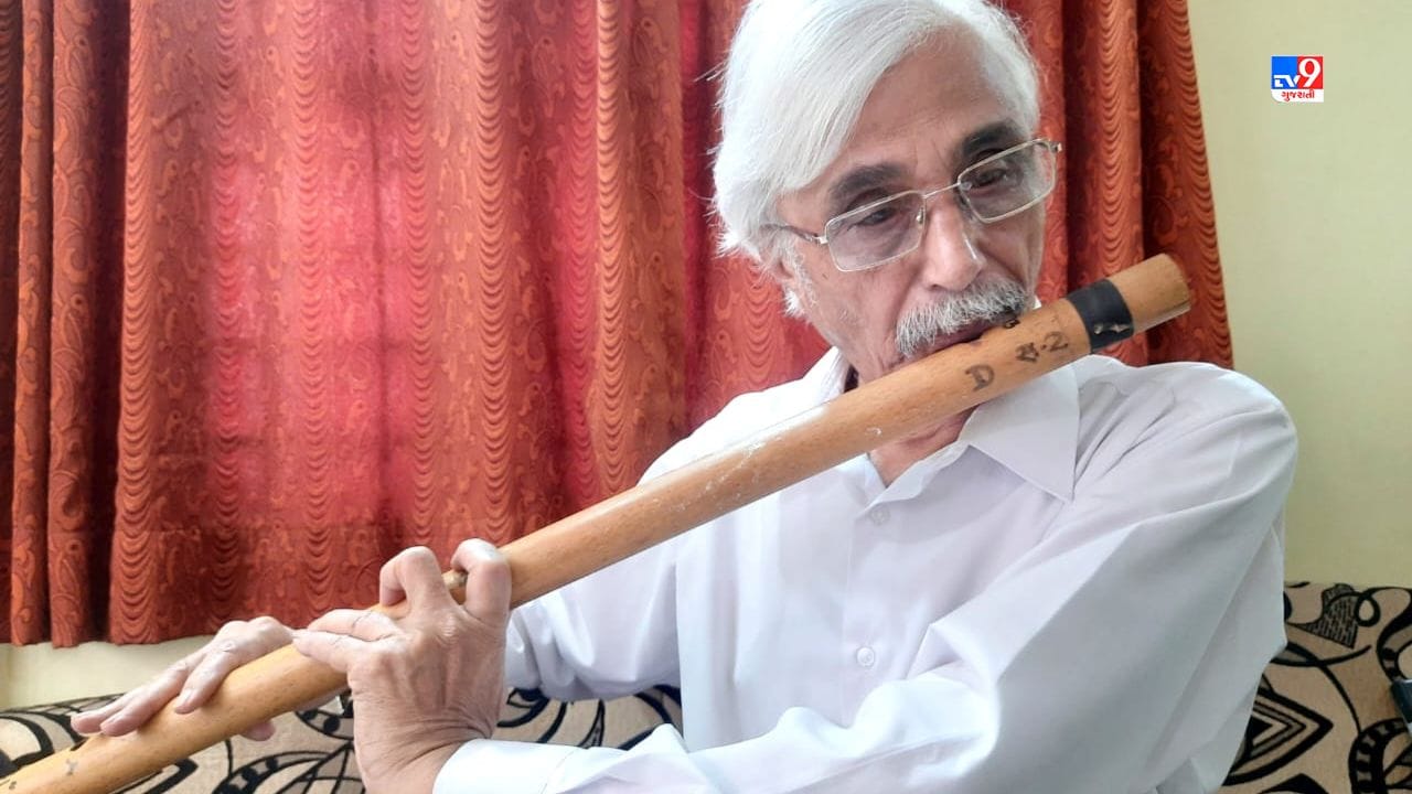 બાળપણમાં મંદિરમાં પૂજા કરવા જતા. આવા સમયે બાવાજીની એક જગ્યા ઉપર એક નાની વાંસળી મળી. આજ વાંસળી પર તેમના સ્કૂલ શિક્ષકે તેમને મદારી અને નાગિનની ધૂન શીખવાડી. 2012માં ફરીથી તેમણે વાંસળી વગાડવાના શોખને મૂર્તિમંત કરવા માટે youtube ઉપર જોઈને વાંસળી શીખવાનું અને વગાડવાનું શરૂ કર્યું