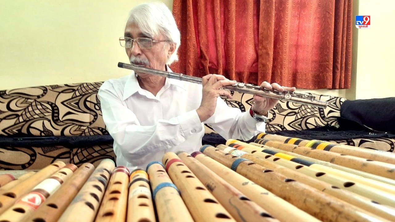 નાનપણમાં પરિવાર સાથે મેળામાં જવાનું થયું. ત્યાં વાંસળીની ધૂન સાંભળી અને વાંસળી ખરીદી. વાંસળીની સાથેનો લગાવ અને વાંસળીનો ખરીદવાનો શોખ ઉંમરની સાથે જ વધતા ગયા. આજે તેમની પાસે 100 થી વધુ વાંસળીઓનું કલેક્શન છે.