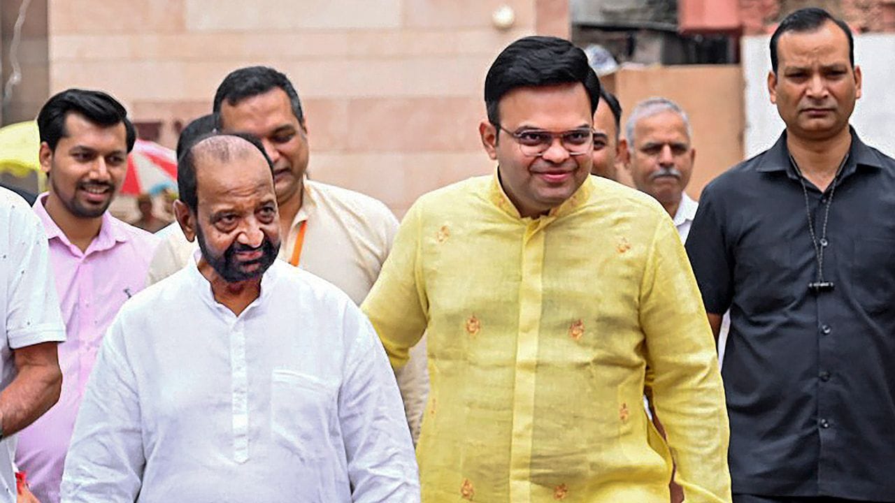 સચિન ઉપરાંત ભારતીય ક્રિકેટ કંટ્રોલ બોર્ડના સચિવ જય શાહ પણ કાશી વિશ્વ વિશ્વનાથ મંદિર પહોંચ્યા હતા. (PTI Photo)