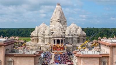 30 ઓગસ્ટ, 2023ની સવારે, રોબિન્સવિલ, ન્યુ જર્સીમાં બી એ પી એસ સ્વામિનારાયણ અક્ષરધામના નિર્માણનું ઐતિહાસિક સીમાચિહ્ન અંકિત થયું હતું. બી એ પી એસ સ્વામિનારાયણ સંસ્થાના અધ્યક્ષ મહંતસ્વામી મહારાજની ઉપસ્થિતિમાં રૉબિન્સવિલમાં રક્ષાબંધનના શુભ દિને અક્ષરધામના કળશપૂજનનો મહત્વનો પ્રસંગ ઉજવાયો હતો. અનેક વર્ષોથી અક્ષરધામ નિર્માણમાં રત એવા હજારો સ્વયંસેવકોના અવિરત પરિશ્રમ, અનન્ય સમર્પણ અને નિ:સ્વાર્થ સેવાની ફળશ્રુતિરૂપ આ પ્રસંગે ઉપસ્થિત સૌ સ્વયંસેવકો ભાવવિભોર થઈ ઉઠયા હતા. સમગ પરિસર હજારો સંતો-ભક્તો-સ્વયંસેવકોના આનંદ અને ઉત્સાહથી છલકાઈ ઉઠ્યું હતું.