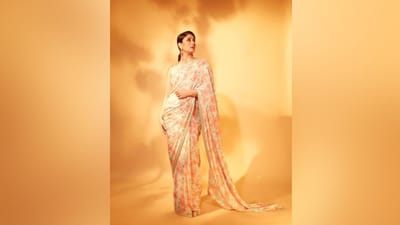 પોતાના માતા-પિતા અને બહેનના માર્ગે ચાલીને કરીનાએ પણ બોલિવુડમાં ડેબ્યૂ કર્યું. એક્ટ્રેસે વર્ષ 2000માં ફિલ્મ 'રેફ્યુજી'થી પોતાના કરિયરની શરૂઆત કરી હતી અને આજે તેનું નામ બી-ટાઉનની ટોચની એક્ટ્રેસની લિસ્ટમાં સામેલ છે. (Image: Instagram)