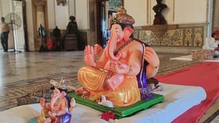 Vadodara: રાજવી પરિવાર દ્વારા લક્ષ્મી વિલાસ પેલેસમાં શ્રીજીની સ્થાપના, 84 વર્ષ ચાલી રહી છે આ પરંપરા, જુઓ Photos