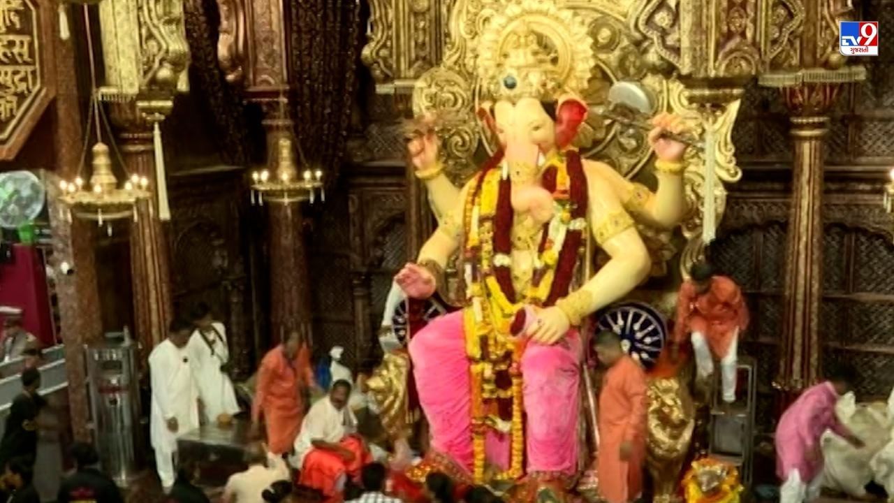 'લાલબાગચા રાજા' મુંબઈનું જૂનું ગણેશ મંડળ છે. દર વર્ષે વિક્રમી સંખ્યામાં શ્રદ્ધાળુઓ દર્શન માટે આવે છે. દરેક વ્યક્તિ બાપના ભવ્ય સ્વરૂપને પોતાની આંખોમાં રાખવાનો પ્રયત્ન કરે છે.