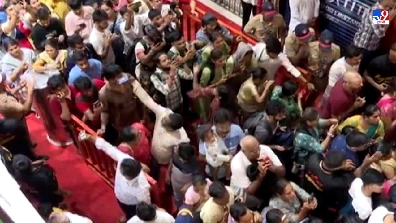 લાલબાગના રાજાના મંડપમાં તામજામ છે. દરેક જગ્યાએ સીટીઓ સંભળાય છે. ગઈકાલથી જ ભક્તો દર્શન માટે કતારમાં ઉભા છે.