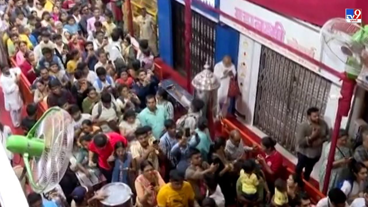 લાલબાગ શહેરમાં ઉત્સાહનો માહોલ છે. કરી રોડ, લોઅર પરેલ રેલવે સ્ટેશન સવારથી વ્યસ્ત છે. લાલબાગના રાજાના દર્શન કરવા માટે ભક્તો મોટી સંખ્યામાં આવી રહ્યા છે.