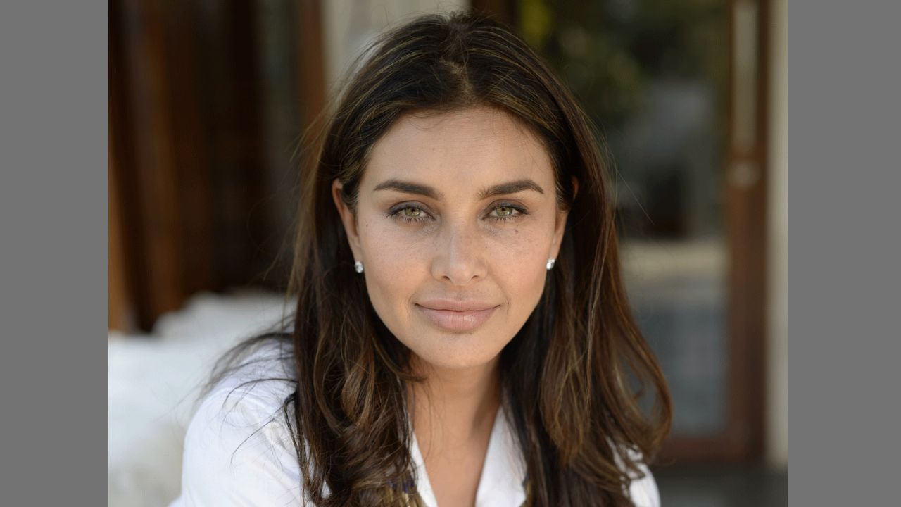 લિસા રે - લિસા રેએ વોટર, ઈશ્ક ફોરએવર, વીરપ્પન, દોબારા, 99 ગીતો અને ઘણી વધુ જેવી ભારતીય ફિલ્મોમાં કામ કરીને બોલિવુડમાં પોતાનું નામ બનાવ્યું છે. એક્ટ્રેસે મૂર્તિ કૃષ્ણ દ્વારા નિર્દેશિત તમિલ ફિલ્મ 'નેતાજી' દ્વારા ભારતીય સિનેમામાં અભિનયની શરૂઆત કરી હતી. પરંતુ ફેન્સ જાણતાં નથી કે લિસા રે કેનેડાની છે. એક્ટ્રેસ કેનેડાની નાગરિકતા ધરાવે છે, કારણ કે તેણીનો જન્મ અને ઉછેર કેનેડામાં થયો હતો.