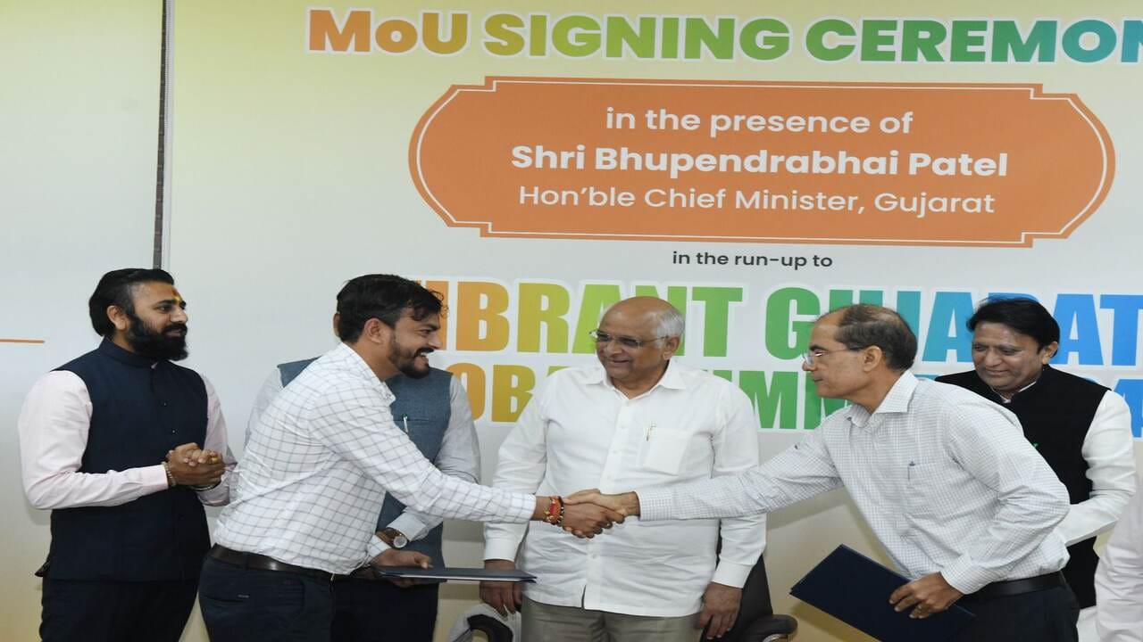  પ્રતિ સપ્તાહના પ્રારંભે MoU કરવાના આ ઉપક્રમ અંતર્ગત બુધવારે થયેલા પાંચ MoU અવસરે ઉદ્યોગમંત્રી બળવંતસિંહ રાજપૂત, મુખ્યમંત્રીના મુખ્ય અગ્ર સચિવ કૈલાશનાથન, મુખ્ય સચિવ રાજકુમાર તથા અધિક મુખ્ય સચિવઓ અને વરિષ્ઠ સચિવો અને MoU કરનારા ઉદ્યોગ ગૃહોના પ્રતિનિધિઓ જોડાયા હતા.