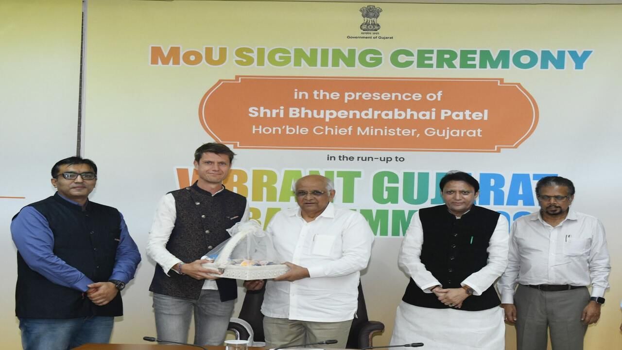 મુખ્યમંત્રી ભૂપેન્‍દ્ર પટેલનાં નેતૃત્વમાં રાજ્ય સરકારના પ્રો-એક્ટીવ અભિગમને પરિણામે ઉદ્યોગ સ્થાપના માટે જમીન મેળવવાથી લઈને બધી જ પરવાનગીઓ સરળતાથી મળી રહે છે તે માટે MoU કરનારા ઉદ્યોગકારોએ સંતોષ અને આભારની લાગણી વ્યક્ત કરી હતી.