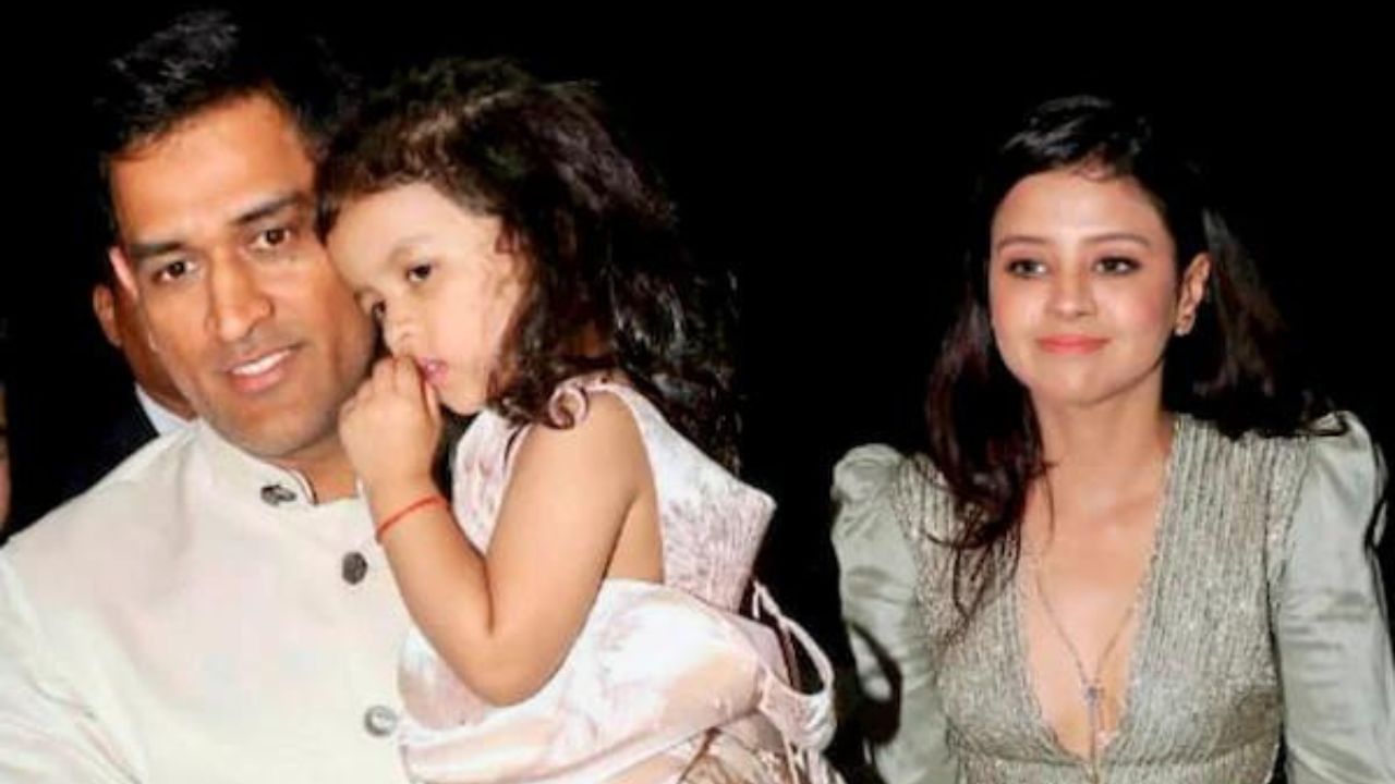 ભારતીય ક્રિકેટ ટીમના પૂર્વ કેપ્ટન મહેન્દ્ર સિંહ ધોનીના વિશ્વભરમાં કરોડો ચાહકો છે. પરંતુ તેની પુત્રી ઝીવા ધોની પણ કોઈ સ્ટારથી ઓછી નથી. સોશિયલ મીડિયા પર તેની મોટી ફેન ફોલોઈંગ છે. 8 વર્ષની જીવાના ઈન્સ્ટાગ્રામ પર 2.3 મિલિયન ફોલોઅર્સ છે.