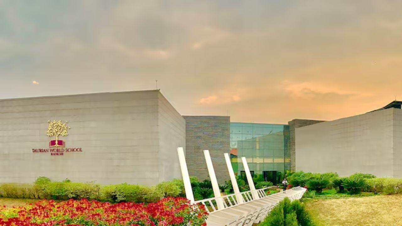  જીવા ટૌરિયન વર્લ્ડ સ્કૂલમાં અભ્યાસ કરે છે. આ સ્કૂલમાં બોર્ડિંગની સુવિધા પણ ઉપલબ્ધ છે. તે સેન્ટ્રલ બોર્ડ ઓફ સેકન્ડરી એજ્યુકેશન, CBSE સાથે સંલગ્ન છે. તે રાંચીની શ્રેષ્ઠ શાળાઓમાંની એક માનવામાં આવે છે.