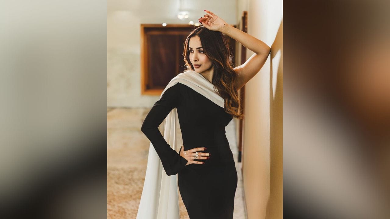 મલાઈકાએ બ્લેક કલરના આઉટફિટમાં ખૂબસૂરત લુક શેર કર્યો છે. મલાઈકાએ બ્લેક ડ્રેસ સાથે હેવી આઈ મેકઅપ કર્યો છે. (Image: Instagram)