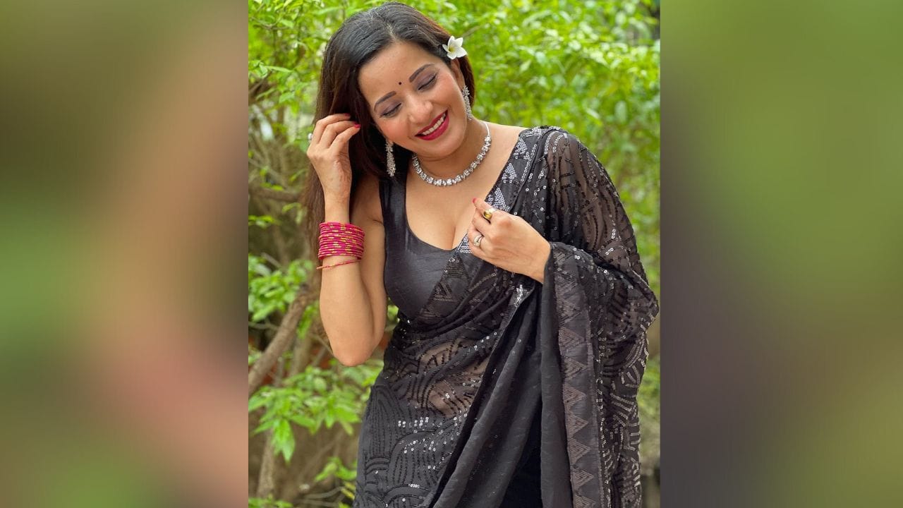 મોનાલિસાએ ગળાનો હાર, કાનની બુટ્ટી, કપાળ પર બિંદી, બંગડીઓ, વીંટી અને હીલ્સ સાથે તેના લુકને કમ્પલીટ કર્યો છે. (Image: Instagram)