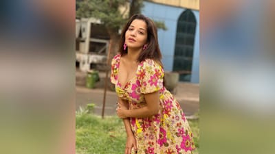 મોનાલિસાને ફ્લોરલ ડીપ નેક ડ્રેસમાં જોઈને ફેન્સ દિવાના થયા. ભોજપુરી એક્ટ્રેસ મોનાલિસા અવારનવાર પોતાની હોટ અને ગ્લેમરસ સ્ટાઈલથી સોશિયલ મીડિયા પર ધૂમ મચાવતી જોવા મળે છે અને આવું જ કંઈક ફરી એકવાર જોવા મળ્યું છે. (Image: Instagram) 