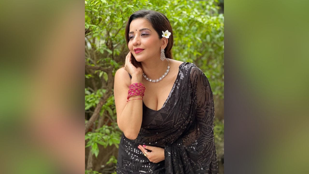 મોનાલિસાની સોશિયલ મીડિયા પર ઘણી મોટી ફેન ફોલોઈંગ છે અને ફેન્સને તેની દરેક સ્ટાઈલ પસંદ કરે છે. (Image: Instagram)