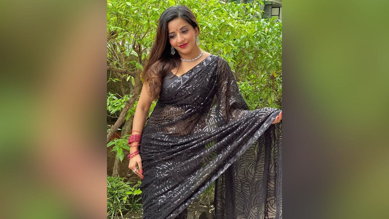 તસવીરોમાં ફેન્સને મોનાલિસાનો દેસી અવતાર ઘણો પસંદ આવી રહ્યો છે અને તેઓ તેના ટ્રેડિશનલ લુકના વખાણ કરતા થાકતા નથી. (Image: Instagram)