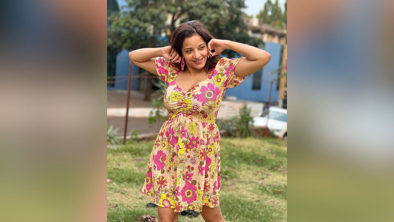 મોનાલિસા આ ડીપ નેક ડ્રેસમાં અલગ-અલગ પોઝ આપતી જોવા મળી રહી છે, જેને જોઈને ફેન્સ તેના દિવાના થઈ ગયા છે. આ તસવીરો શેર કરતી વખતે, મોનાલિસાએ તેમને કેપ્શન આપ્યું - હેપ્પીનેસ હોલ્ડ ધ સીડ... હેપ્પીનેસ ઈઝ ધ ફ્લાવર. (Image: Instagram)