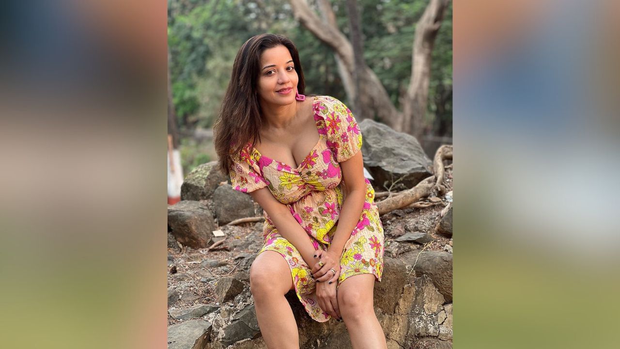 આ તસવીરોમાં મોનાલિસા ફ્લોરલ પ્રિન્ટેડ મિની ફ્રોક સ્ટાઇલ ડ્રેસમાં ખૂબ જ સુંદર લાગી રહી છે. ફોટામાં મોનાલિસા મિનિમલ મેકઅપ લુકમાં જોવા મળી રહી છે અને તેણે પોતાના વાળને ઓપન લૂક આપ્યો છે. (Image: Instagram) 