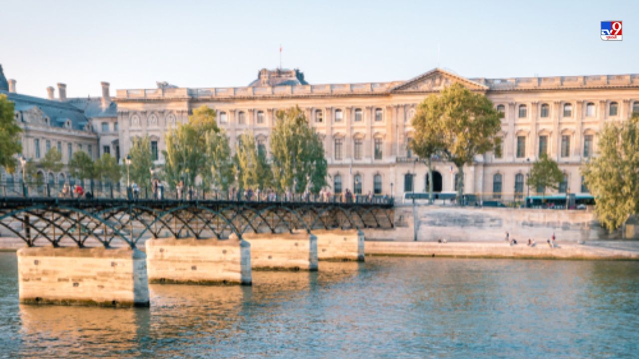 Musée d'Orsay અને Musée de l'Orangerie : મ્યુઝી ડી'ઓરસેનું વિસ્તરણ મ્યુસી ડી લો ઓરેન્જરી ક્લાઉડ મોનેટ દ્વારા તેના વિસ્તરેલ વોટર લિલી પેઇન્ટિંગ્સ માટે જાણીતું છે. આઠ વિશાળ ચિત્રોને બે અંડાકાર રૂમમાં વહેંચવામાં આવ્યા છે. જે કાચની છત દ્વારા કુદરતી પ્રકાશથી ભરેલા છે.
