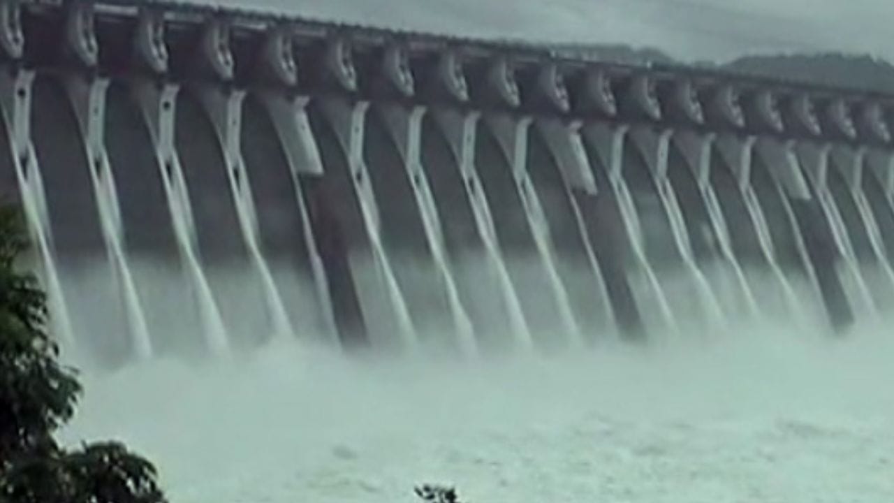 નર્મદામાં પુર કુદરતી હોનારત કે માનવસર્જિત? પાણીના સંગ્રહને લઈ કોંગ્રેસના સરકાર પર પ્રહાર