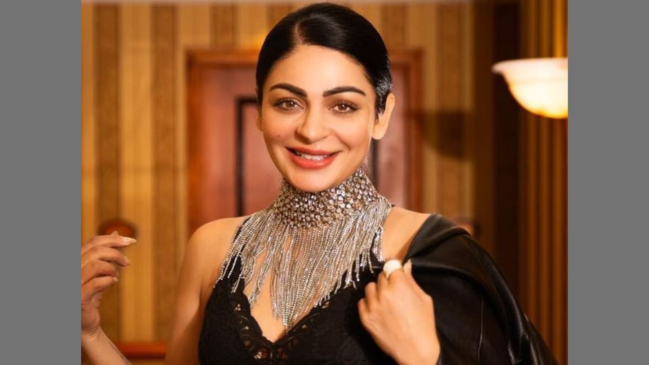 નીરુ બાજવા - અદભૂત સુંદર દિવા, નીરુ બાજવા ભારતની સૌથી સુંદર અને પ્રતિભાશાળી એક્ટ્રેસમાંથી એક છે. તે મુખ્યત્વે પંજાબી ફિલ્મ ઈન્ડસ્ટ્રીમાં કામ કરે છે, તે બધાને ખબર નથી કે નીરુએ 1988માં દેવ આનંદની સામે ફિલ્મ 'મૈં સોલાહ બરસ કી' દ્વારા અભિનયની શરૂઆત કરી હતી. વર્ષોથી તેણે ઘણી હિટ ફિલ્મોમાં અભિનય કર્યો છે અને પંજાબી ફિલ્મ ઈન્ડસ્ટ્રીમાં પોતાને એક અગ્રણી નામ તરીકે સ્થાપિત કર્યું છે. એક્ટ્રેસની સફળ ફિલ્મોને કારણે ભારતમાં તેના ઘણા ચાહકો છે, પરંતુ બહુ ઓછા લોકો જાણે છે કે તેની પાસે કેનેડાની નાગરિકતા છે.