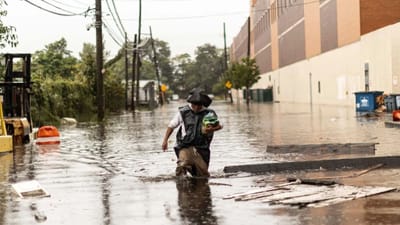 અમેરિકાનું ન્યૂયોર્ક સિટી પૂરના કારણે ખરાબ હાલતમાં છે. જેના કારણે અહીં ઈમરજન્સી જાહેર કરવામાં આવી છે. ભારે વરસાદના કારણે આવેલા પૂરના કારણે રસ્તાઓ તળાવ જેવા દેખાઈ રહ્યા છે. લોકોના ઘરોમાં પાણી ઘુસી ગયા છે. લોકો રસ્તા પર પોતાની કારમાં ફસાઈ ગયા છે. અનેક વિસ્તારો ડૂબી ગયા છે. ચારે બાજુ માત્ર પાણી જ દેખાય છે. લોકોને સાવચેતી રાખવાની સલાહ આપવામાં આવી છે. ટ્રાવેલ એડવાઈઝરી જારી કરવામાં આવી છે.