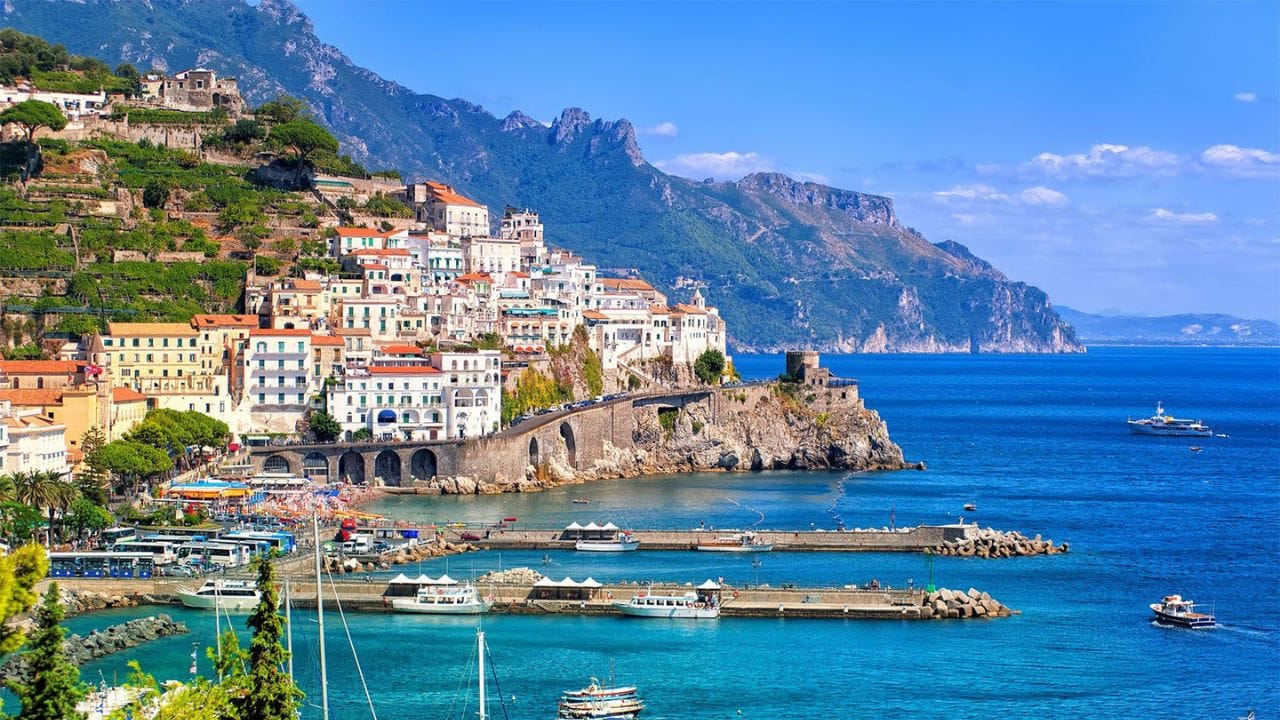 ઈટાલી: ઈટાલી ફરવા માટેનું એક બેસ્ટ પ્લેસ છે. અહીં ફરવા જવા માટે સરળતાથી વિઝા મળી જાય છે. ઈટાલીમાં વિઝિટર વિઝા સરળતાથી મળી જાય છે.