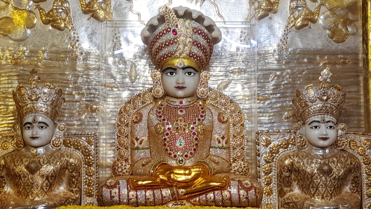 ગુજરાતનું સૌ પ્રથમ દેરાસર છે કે જેને સોના-ચાંદી અને હિરાથી જડવામાં આવ્યું છે. ત્યારે સમગ્ર મામલે માંડવી ચોકમાં આવેલા દેરાસરના તપગચ્છ સંઘના પ્રમુખ જીતુ દેસાઇએ જણાવ્યું હતું કે ઘણા પ્રાચિન ડાયમંડથી જડવામાં આવી છે.