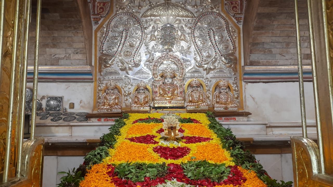 ચાંદીમાં સોનાનું પાણી ચડાવવામાં આવે છે. અને પછી તેમાં ડાયમંડ જડવામાં આવ્યા છે. આ એક ડાયમંડ ફિટ કરવાની મજુરી ખાલી 25 રૂપિયા છે. એક આંગીમાં ખાલી 10-15 હજાર ડાયમંડ હોય છે. જેને કારીગરો દ્વારા જડવામાં આવે છે.