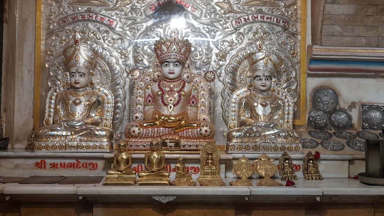 આદેશ્વર ભગવાનની પૌરાણીક પ્રતિમા 3500 વર્ષ જૂની આબુના પહાડમાંથી મળી હતી. હજુ પણ સોના-ચાંદીનું કામ ચાલી રહ્યુ છે. મંદિરના અમુક ભાગમાં વાપરવા અને મૂર્તિમાં લગાડવાના સોના માટે ગ્લેટનું કામ પણ ચાલી રહ્યું છે.