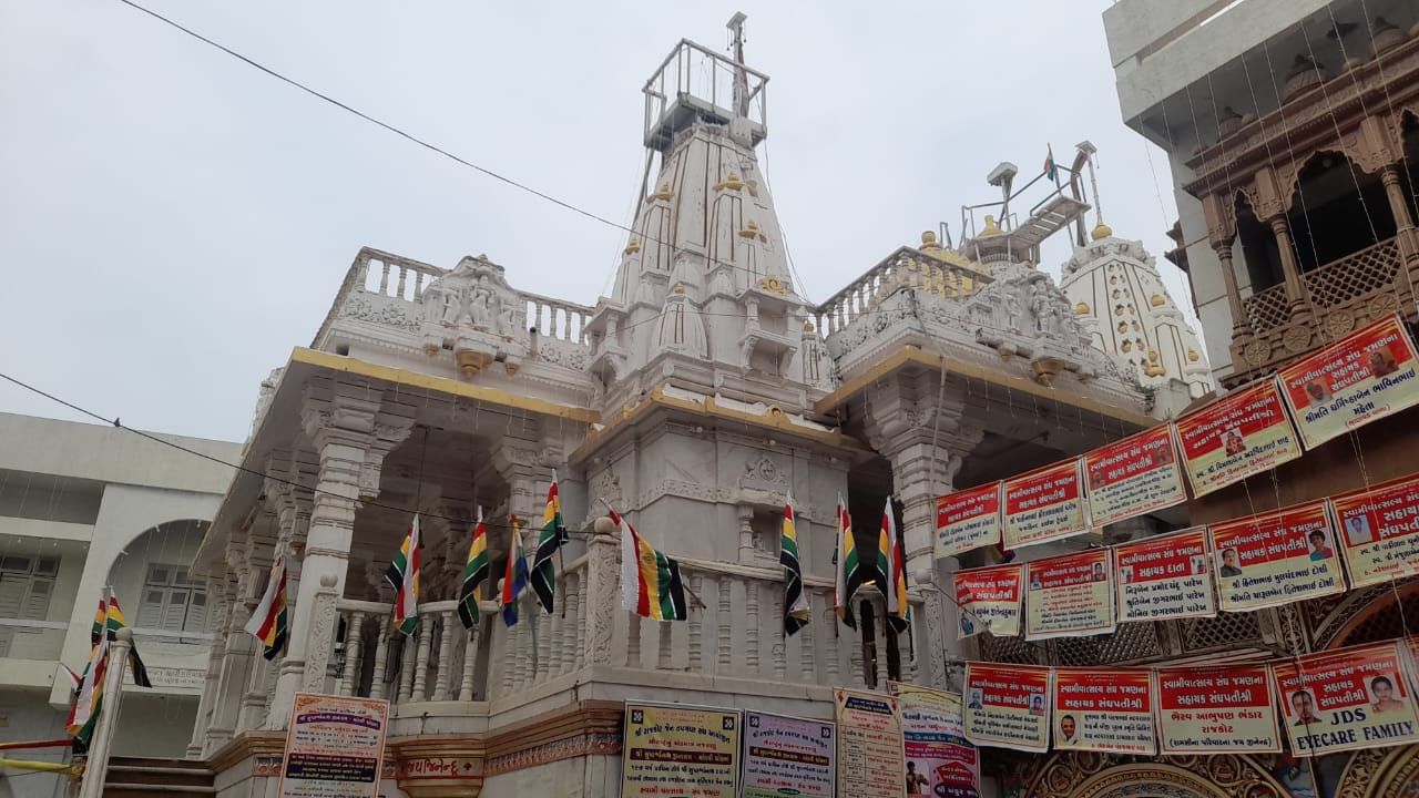 રાજકોટના સોની બજાર વિસ્તારના માંડવી ચોકમાં આવેલુ પ્રસિદ્ધ જૈન દેરાસરમાં 250 વર્ષ જૂના રીયલ ડાયમંડની આંગી કરવામાં આવી છે. આ દેરાસર કરોડો રૂપિયાના સોના-ચાંદી અને હિરાથી જડેલુ છે.
