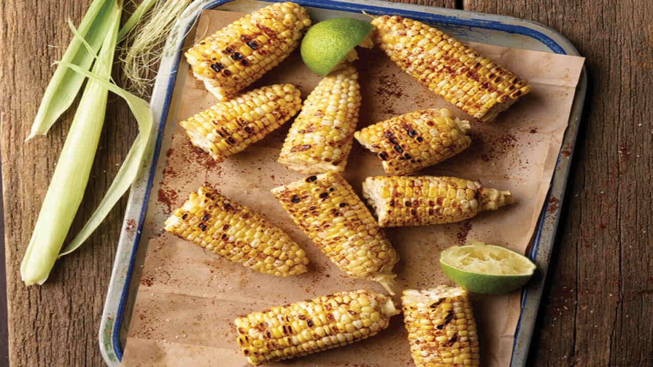 મકાઈમાં વિટામિન એ અને બીટા કેરોટીન ભરપૂર માત્રામાં હોય છે, જે આંખો માટે ફાયદાકારક છે. મકાઈના નિયમિત સેવનથી આંખો સ્વસ્થ રહે છે અને દૃષ્ટિ સુધરે છે.