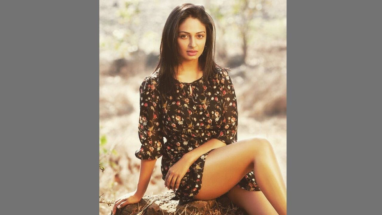 ઉપ્પેખા જૈન - ભારતની સૌથી સુંદર એક્ટ્રેસમાંથી એક ઉપ્પેખા જૈનને કોઈ પરિચયની જરૂર નથી. વર્ષોથી તેણે કાલી મા, મૂડ્સ ઓફ ક્રાઈમ, લવ કા ધ એન્ડ અને ઘણી વધુ ફિલ્મોમાં કામ કર્યું છે. તેણીએ ટેલિવિઝન શો સાથ નિભાના સાથિયામાં તેના કામ દ્વારા ખૂબ જ ખ્યાતિ અને ઓળખ મેળવી હતી. તેના કેટલાક ફેન્સને પણ કદાચ ખબર નહીં હોય કે તે કેનેડિયન નાગરિક છે. ઉપ્પેખા કેનેડિયન નાગરિકત્વ ધરાવે છે, કારણ કે તેનો જન્મ થયો હતો અને તેનું મોટાભાગનું બાળપણ તેણે ટોરોન્ટોમાં વિતાવ્યું હતું.