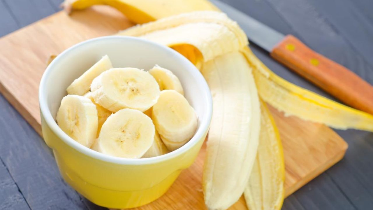 તમે કેળા ખાઈ શકો છો. કેળામાં પોટેશિયમ અને વિટામિન B6 હોય છે. તેના માટે તમે કેળાની ચાટ અથવા સ્મૂધીને ડાયટમાં સામેલ કરી શકો છે. જેમાં ઓટ્સ અને થોડું દૂધ એડ કરવાથઈ સ્મૂધી ટેસ્ટી અને તમાીરી ભૂખ પણ સંતોષસે