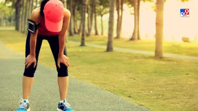 શું તમે દરરોજ થાક અનુભવો છો, થોડું કામ કર્યા પછી કે પછી થોડું ચાલ્યા પછી તમારુ શરીર થાકી જાય છે અને તમને સૂઈ જવા કે બેસી જવાનું મન થઈ જાય છે. ત્યારે આ બધા તમારા શરીરની એનર્જીના અભાવના લક્ષણો હોઈ શકે છે. જ્યારે શરીરમાં સ્ટેમિનાનો અભાવ હોય છે, ત્યારે તમને લગભગ દરેક કાર્યમાં સમસ્યાઓનો સામનો કરવો પડે છે. શરીરમાં સ્ટેમિનાનો અભાવ ઘણા કારણોને કારણે હોઈ શકે છે, જેમ કે ઊંઘનો અભાવ, પોષક તત્વોનો અભાવ, ઓછું પાણી પીવું વગેરે. ત્યારે શરીરમાં એનર્જી વધારવા માટે કેટલાક બેસ્ટ ફ્રુટ છે જે ઝડપથી શરીરને એનર્જીથી ભરી દે છે ત્યારે ચાલો જાણીએ . 