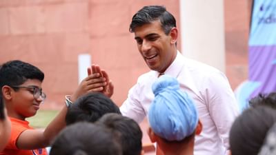 G20 બેઠકમાં ભાગ લેવા ભારત પહોંચેલા બ્રિટિશ વડાપ્રધાન ઋષિ સુનક નવી દિલ્હીમાં ખૂબ જ શાનદાર અંદાજમાં જોવા મળ્યા હતા. બાળકો સાથે થોડી ક્ષણો વિતાવીને તેણે સંપૂર્ણ દેશી વાઈબ આપવાનો પ્રયાસ કર્યો.