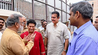 વડાપ્રધાન નરેન્દ્ર મોદીએ વારાણસીમાં આંતરરાષ્ટ્રીય ક્રિકેટ સ્ટેડિયમનો શિલાન્યાસ કર્યો હતો. આ અવસર પર અનેક ક્રિકેટ સેલિબ્રિટીઓ હાજર રહ્યા હતા. આ દરમિયાન સચિન તેંડુલર પણ વારાણસી પહોંચ્યા હતા. (PTI Photo)