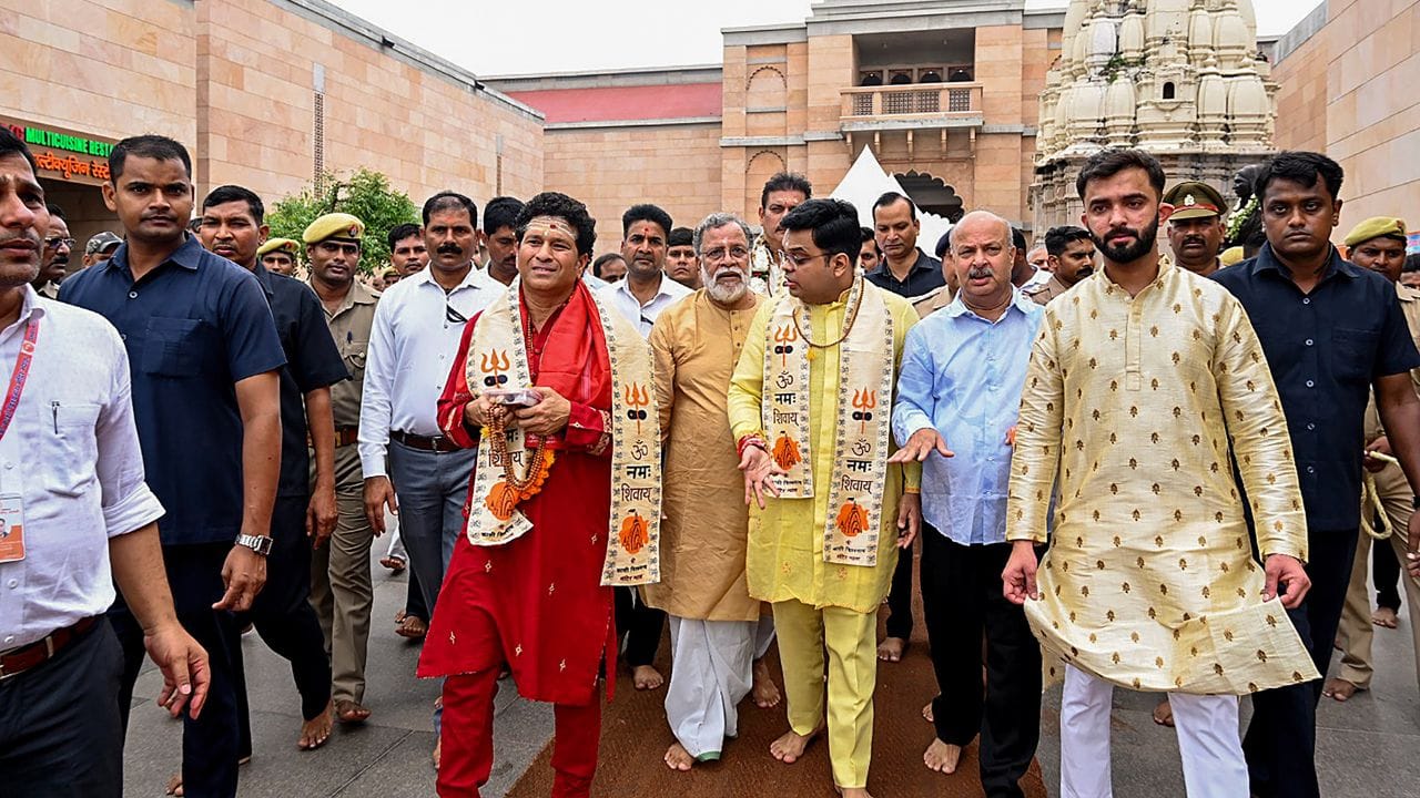 વારાણસીમાં સચિને કાશી વિશ્વનાથ મંદિરમાં મહાદેવના દર્શન કર્યા હતા. (PTI Photo)