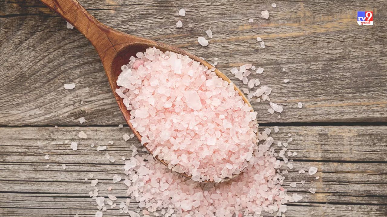  સિંધવ મીઠું : દરેક ઉપવાસ અને તહેવાર દરમિયાન સિંધવ મીઠું ખાવામાં આવે છે. તેને ગુલાબી મીઠા તરીકે પણ ઓળખવામાં આવે છે. તેમાં લગભગ 84 પ્રકારના મિનરલ્સ મળી આવે છે, જે શરીર માટે ખૂબ જ જરૂરી છે. તેનું સેવન કરવાથી શરીરમાં શુગર લેવલ, બ્લડ સેલ્સના pH લેવલને બેલેન્સ કરવામાં મદદ કરે છે અને માંસપેશીઓના દુખાવામાં રાહત આપે છે.