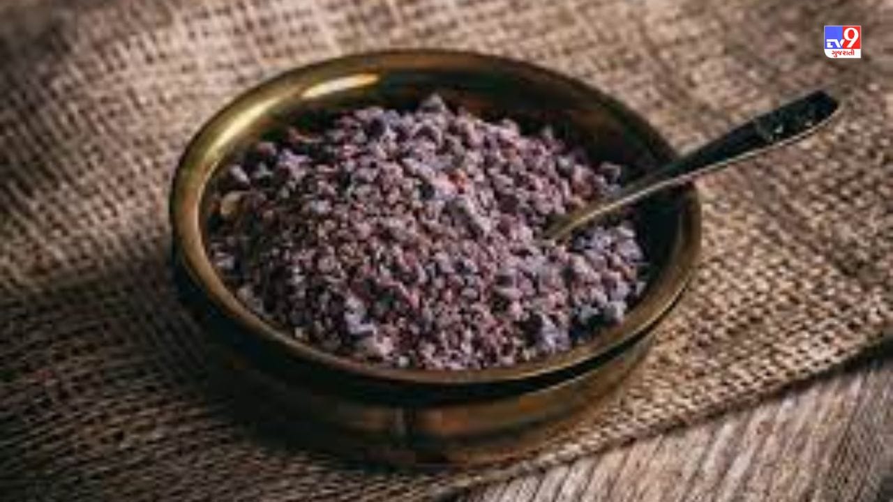 કાળું મીઠું : તેને બનાવવામાં અનેક પ્રકારના મસાલા અને ઝાડની છાલનો ઉપયોગ કરવામાં આવે છે. કાળું મીઠું પેટનું ફૂલવું, કબજિયાત, એસિડિટી અને પેટના ખેંચાણથી રાહત અપાવવામાં ખૂબ જ ફાયદાકારક છે.