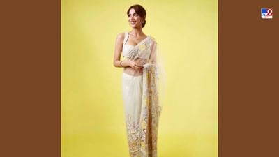 ખુશી કપૂર અવાર-નવાર સમાચારોમાં રહે છે. ટૂંક સમયમાં તે તેની બોલિવૂડ સફર શરૂ કરવા જઈ રહી છે. ખુશી કપૂર પણ તેના સ્ટાઇલ સ્ટેટમેન્ટ અને ફેશન સેન્સના કારણે ઘણી હેડલાઇન્સમાં રહે છે. ખુશી કપૂર ફેસ્ટિવ સિઝનમાં ટ્રેડિશનલ ડ્રેસમાં ખૂબ જ ગ્લેમરસ લાગી રહી છે. તમે તેના આઉટફિટમાંથી પણ પ્રેરણા લઈ શકો છો.
