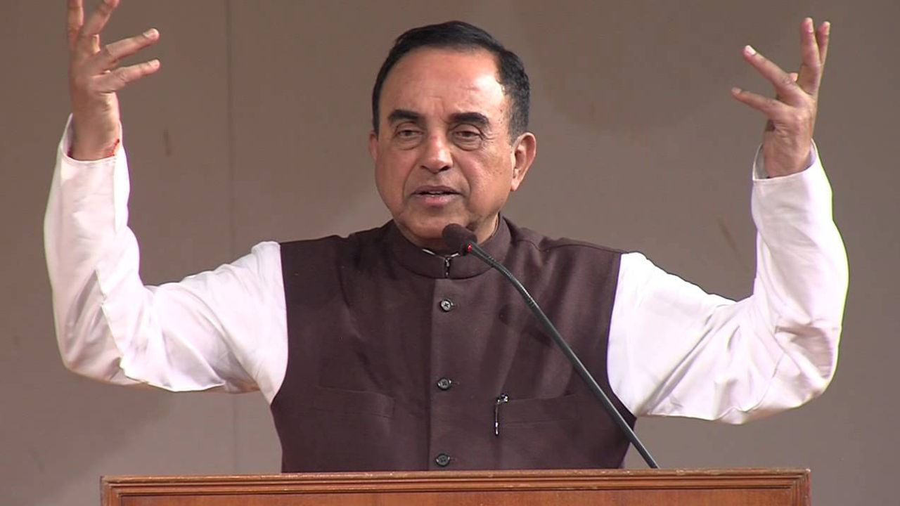 સુબ્રમણ્યમ સ્વામી (Subramanian Swamy )નો જન્મ 15 સપ્ટેમ્બર 1939ના રોજ તમિલનાડુના માયલાપુરમાં થયો હતો. તેમના પિતા સીતારામન સુબ્રમણ્યમ મદુરાઈના હતા. પિતા સેન્ટ્રલ સ્ટેટિસ્ટિકલ ઇન્સ્ટિટ્યૂટના ડિરેક્ટર તરીકે નિવૃત્ત થયા. તેમની માતા પદ્માવતી ગૃહિણી હતી. સુબ્રમણ્યમ સ્વામીની પત્ની વ્યવસાયે ગણિતશાસ્ત્રી છે પરંતુ તેણે સુપ્રીમ કોર્ટમાં કાયદાની પ્રેક્ટિસ પણ કરી છે. તે ઘણા કેસોમાં સુબ્રમણ્યમ સ્વામી વતી વકીલાત પણ કરી છે. 