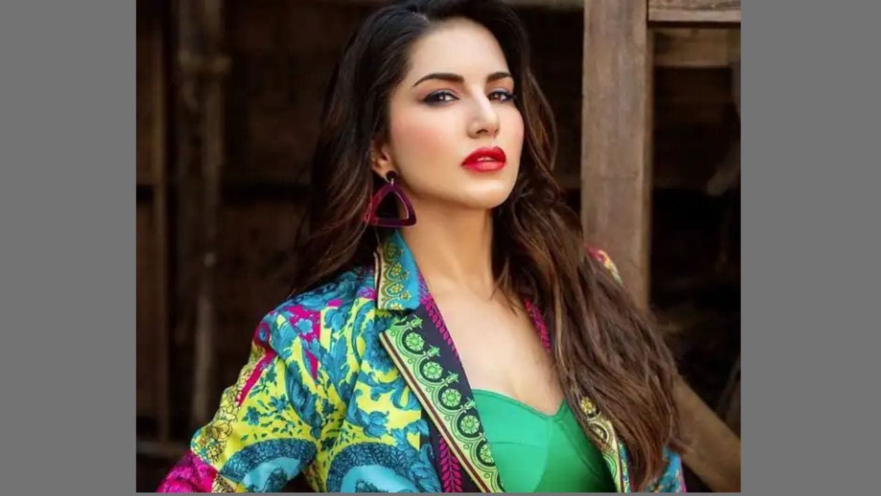 સની લિયોન  - સની લિયોન તરીકે જાણીતી કરનજીત કૌર વોહરાની ભારતમાં મોટી સંખ્યામાં ફેન ફોલોઈંગ છે.  2011માં જ્યારે સનીએ બિગ બોસ 5 માં ભાગ લીધો હતો અને ભારતમાં સેલિબ્રિટી તરીકે તેની સફર શરૂ કરી હતી. મહેશ ભટ્ટની ફિલ્મ જિસ્મ 2 માં જોવા મળી ત્યારે એક્ટ્રેસને પ્રશંસા અને ખ્યાતિ મળી, ત્યારબાદ તેણે ઘણી આઇટમ નંબર, ફિલ્મો અને વેબ સિરીઝમાં કામ કર્યું. સની લિયોન કેનેડાની નાગરિકતા ધરાવે છે કારણ કે તેણીનો જન્મ કેનેડામાં થયો હતો અને તેનો ઉછેર પણ ત્યાં થયો હતો.