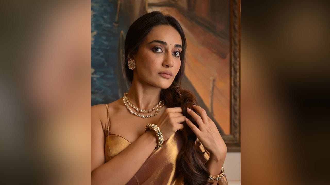 આ લુકમાં એક્ટ્રેસ ખૂબ જ સુંદર લાગી રહી છે. તેણે તેના વાળમાં વેણી, કાનમાં બુટ્ટી, નેકલેસ અને હાથમાં બ્રેસલેટ પહેરીને તેના લુકને કમ્પલીટ કર્યો છે. (Image: Instagram)