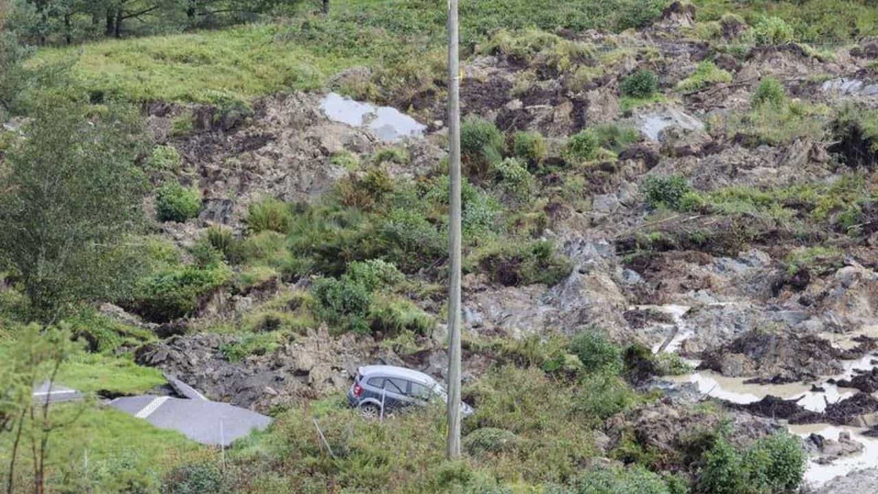 Sweden News: પશ્ચિમ સ્વીડનમાં હાઈવે પર ભૂસ્ખલનની ઘટનામાં 3 લોકો ઈજાગ્રસ્ત, જુઓ Video